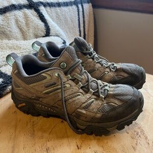 Merrell Women’s Gray and Black Trail Shoes Size 9.5 low cut